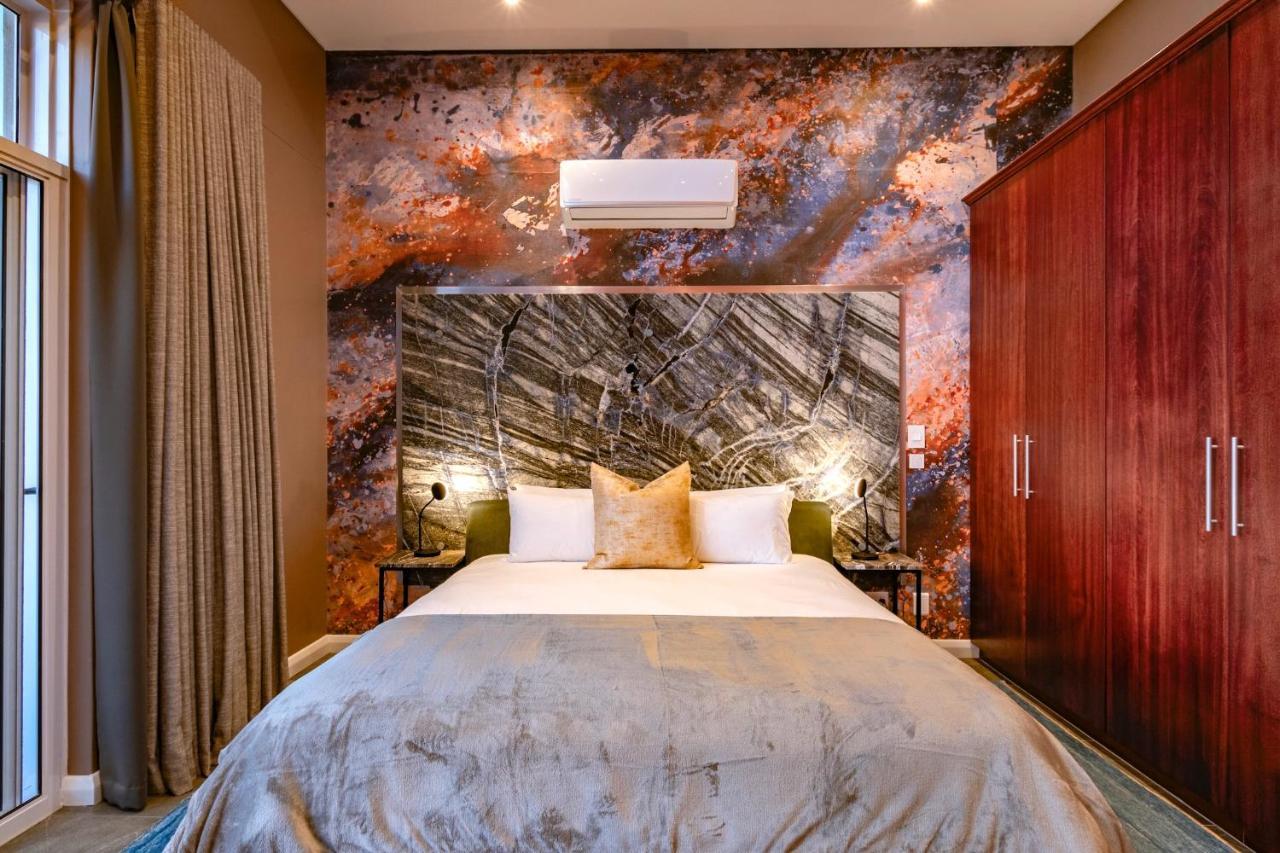 Apartment Serviced Penthouse, 100k Gemstone Display, Ensuite