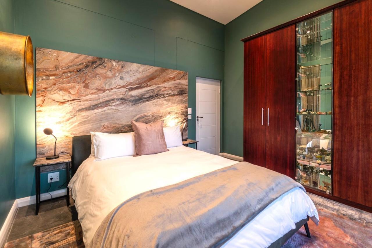 Apartment Serviced Penthouse, 100k Gemstone Display, Ensuite Kapstadt
