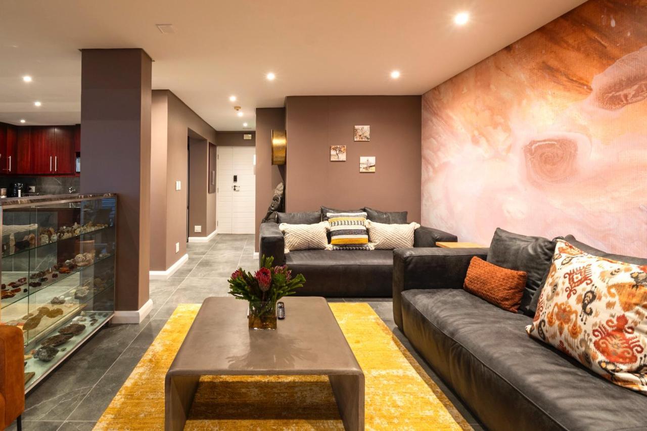 Serviced Penthouse, 100k Gemstone Display, Ensuite * Kapstadt