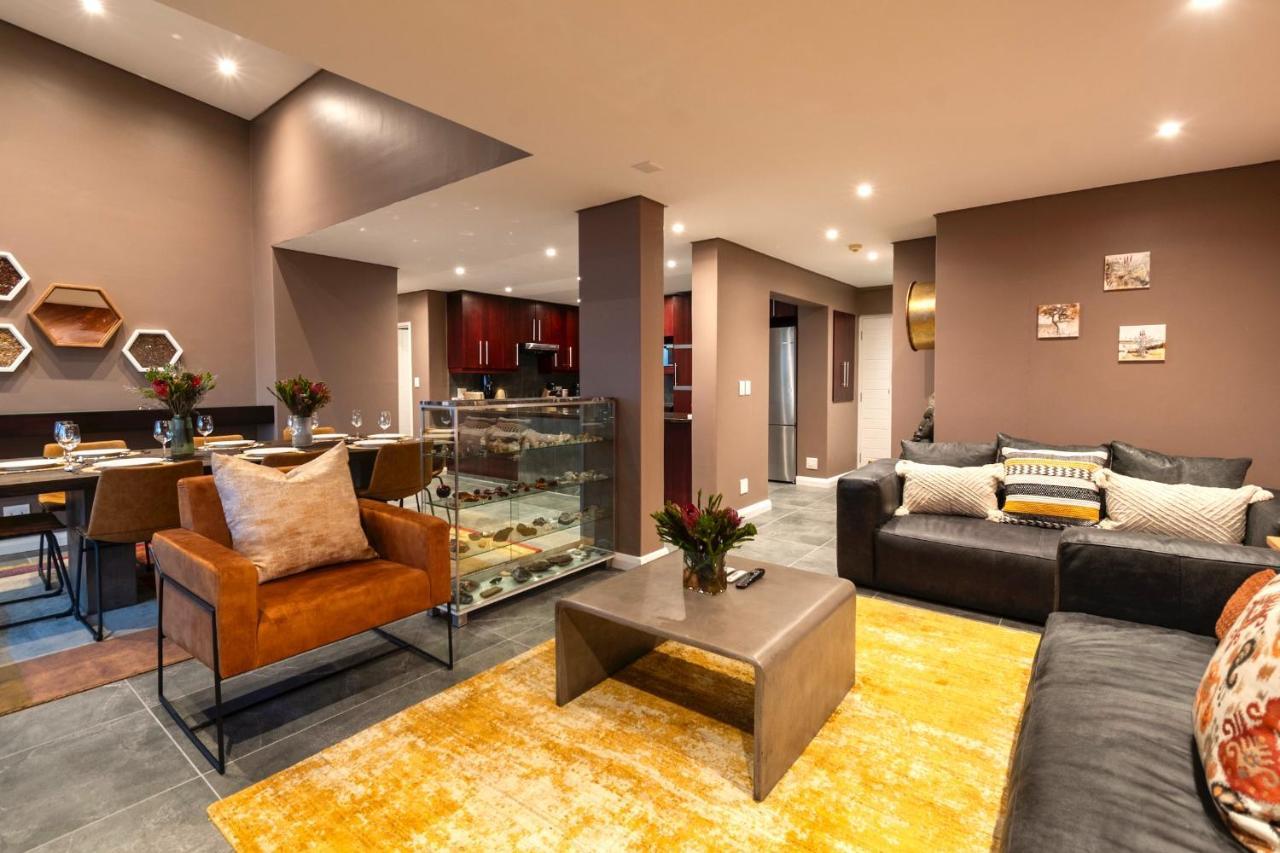 Apartment Serviced Penthouse, 100k Gemstone Display, Ensuite *