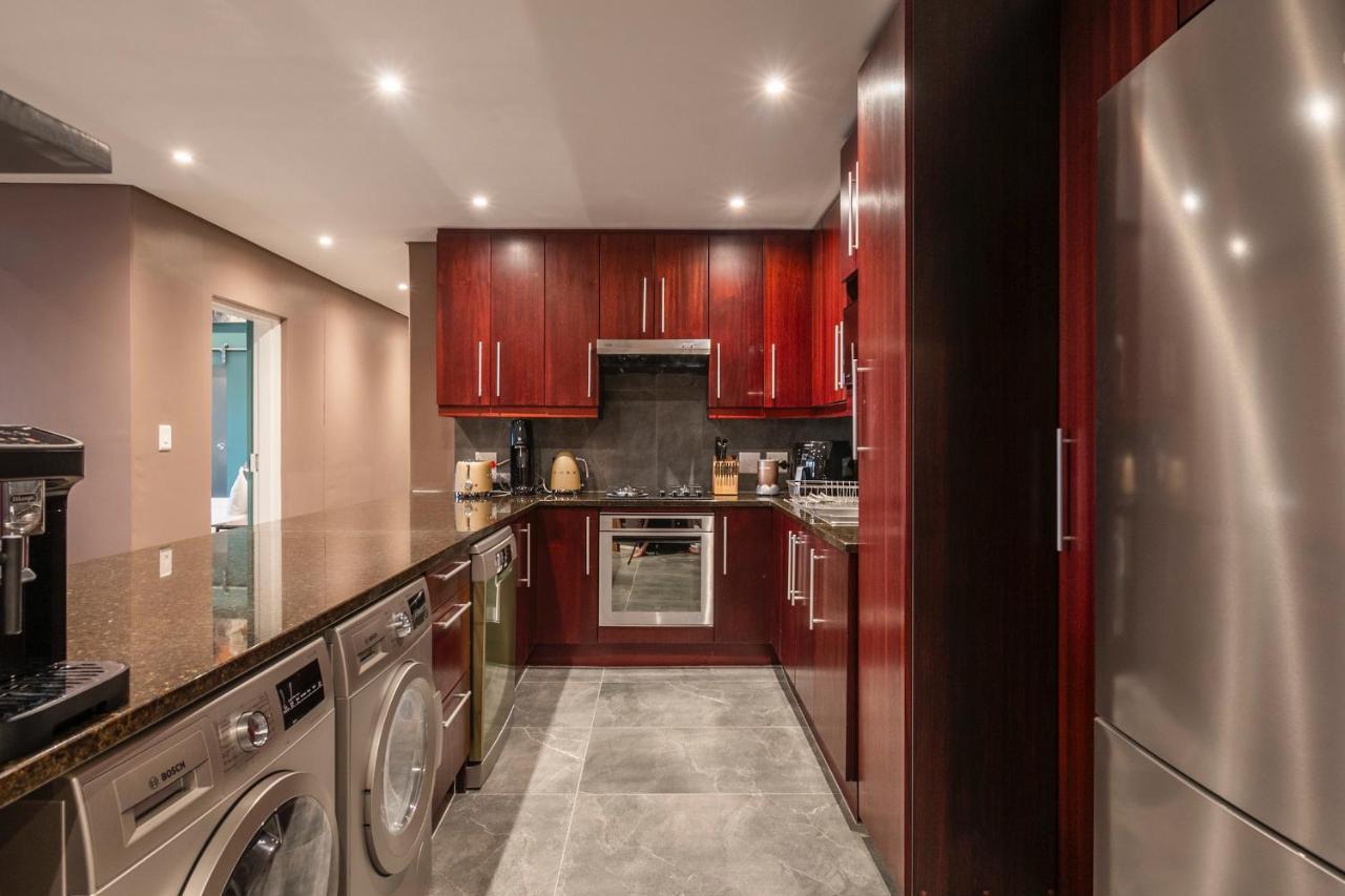 Serviced Penthouse, 100k Gemstone Display, Ensuite * Kapstadt