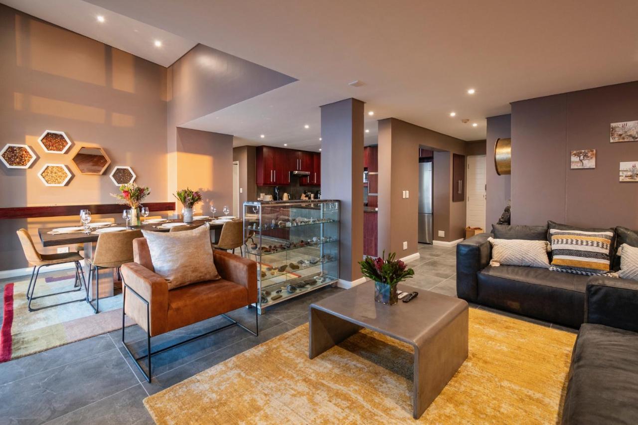 Serviced Penthouse, 100k Gemstone Display, Ensuite * Kapstadt