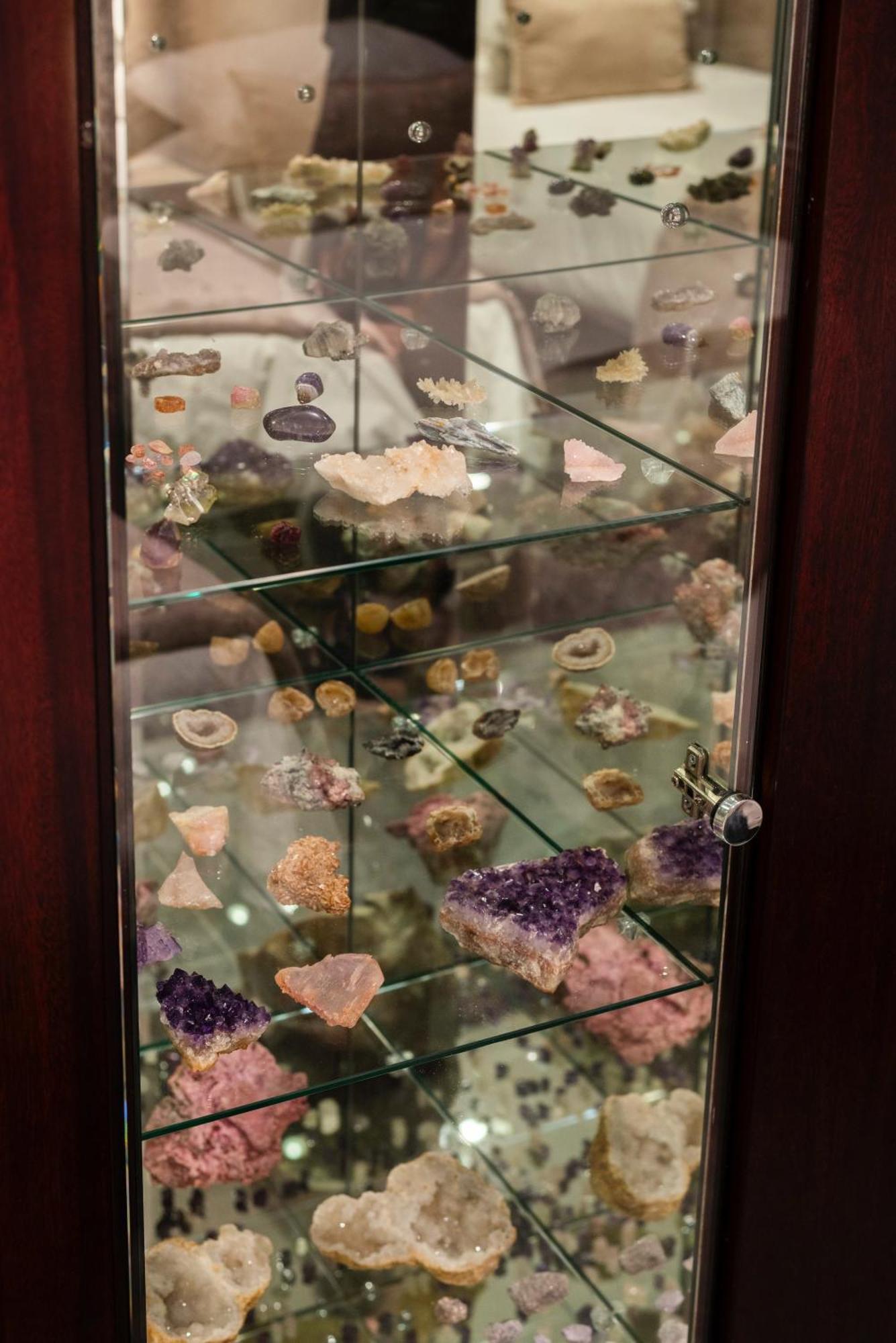 Apartment Serviced Penthouse, 100k Gemstone Display, Ensuite